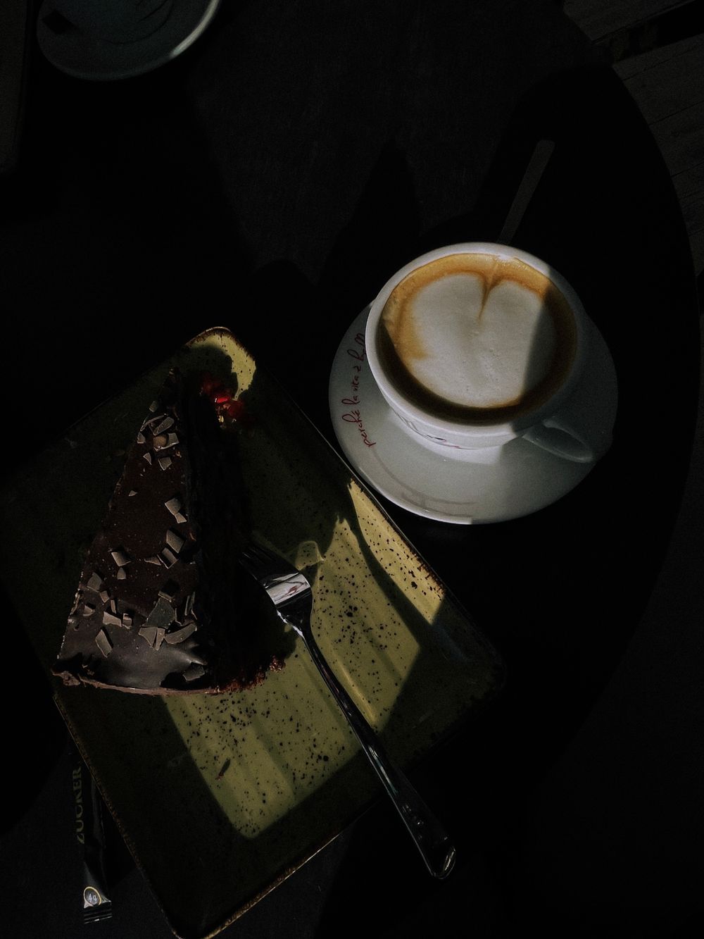 Porción de torta de chocolate con café