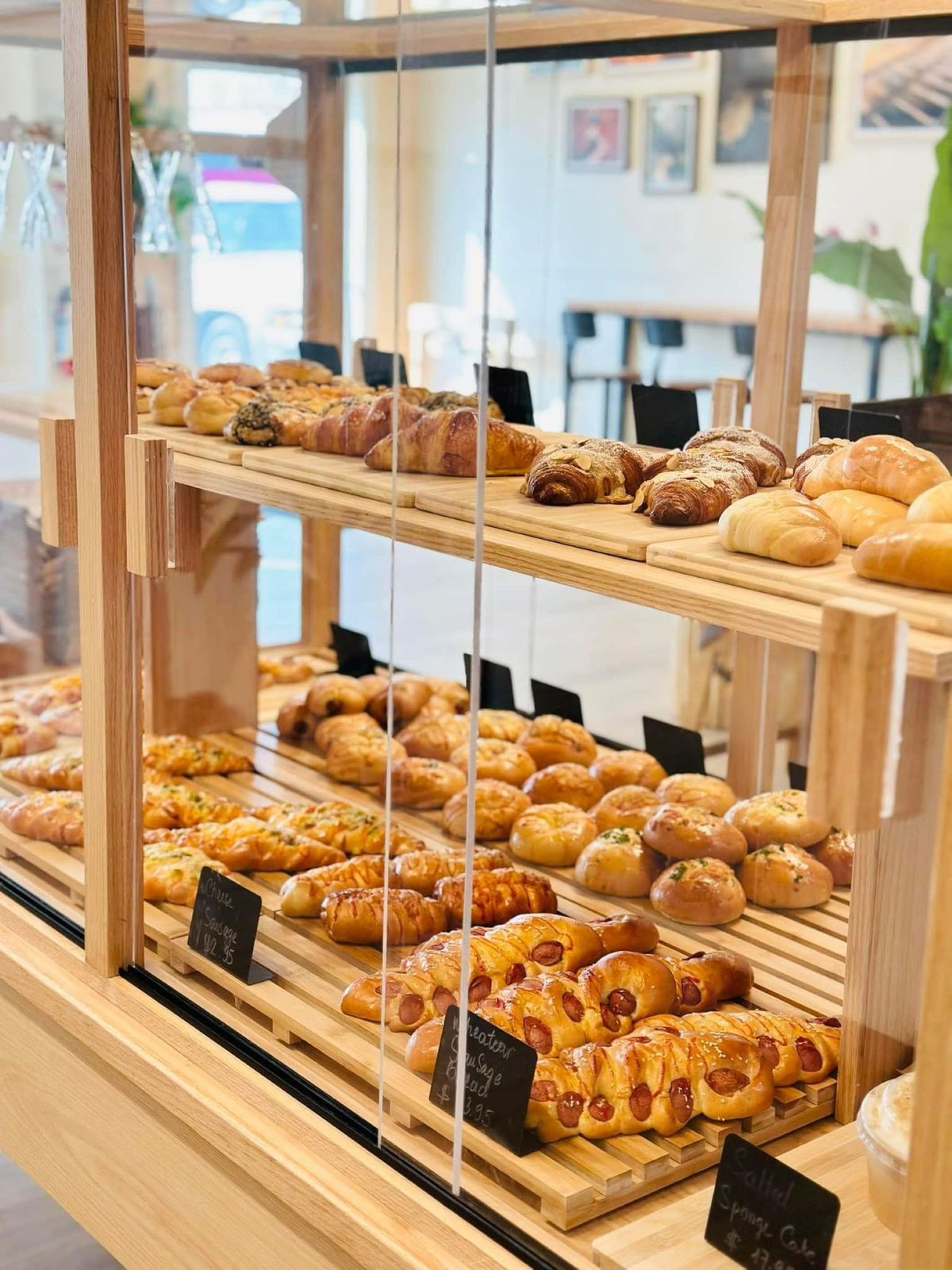 Vitrina de panadería con variedad de dulces